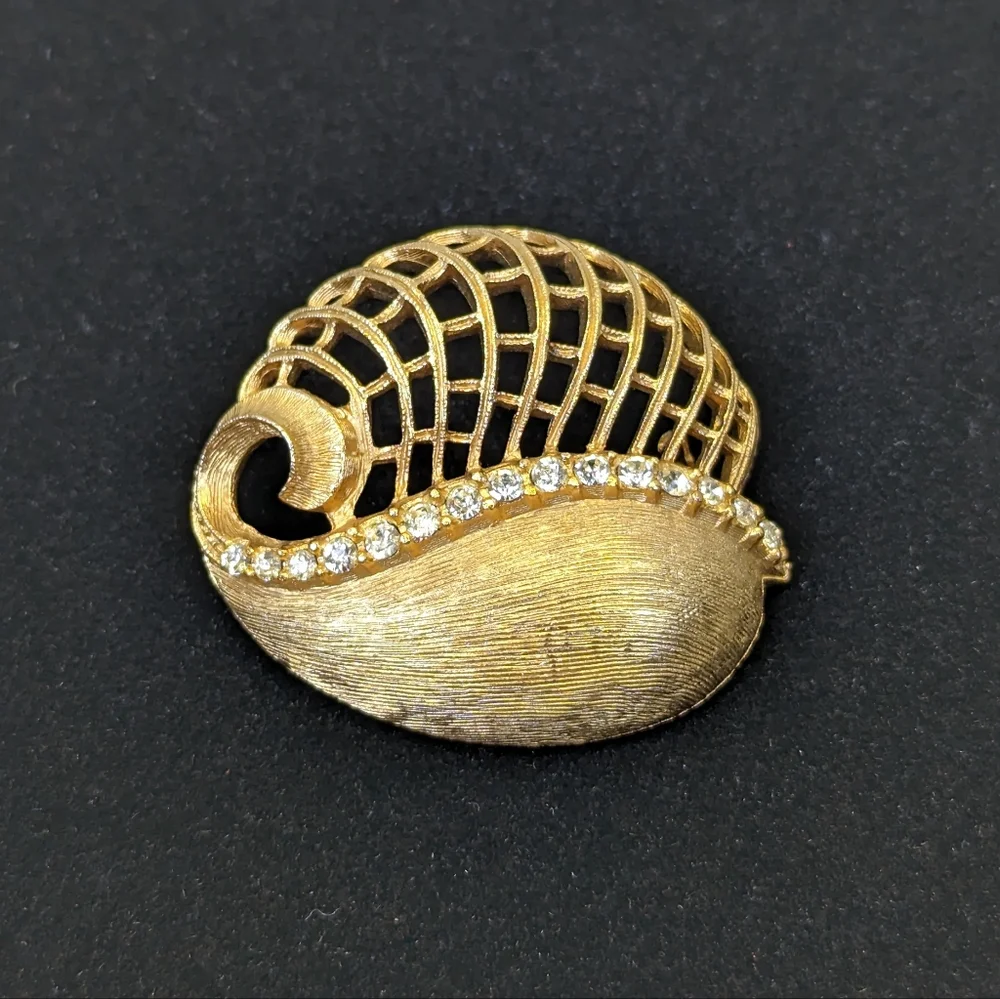 Vintage ©Ultra Seashell Brooch Pin Gold Embossed with Diamond Rhinestones